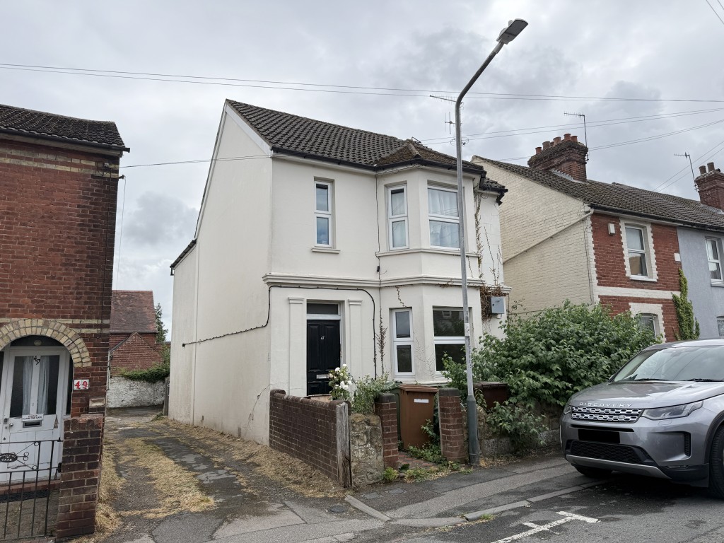 Lot: 115 - FLAT IN NEED OF IMPROVEMENT - View of Ground Floor Flat in Need of Improvement